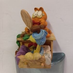 VTGE 1993 Garfield Handcrafted HERE'S LOOKIN AT ME Character Cat Animal Figurine